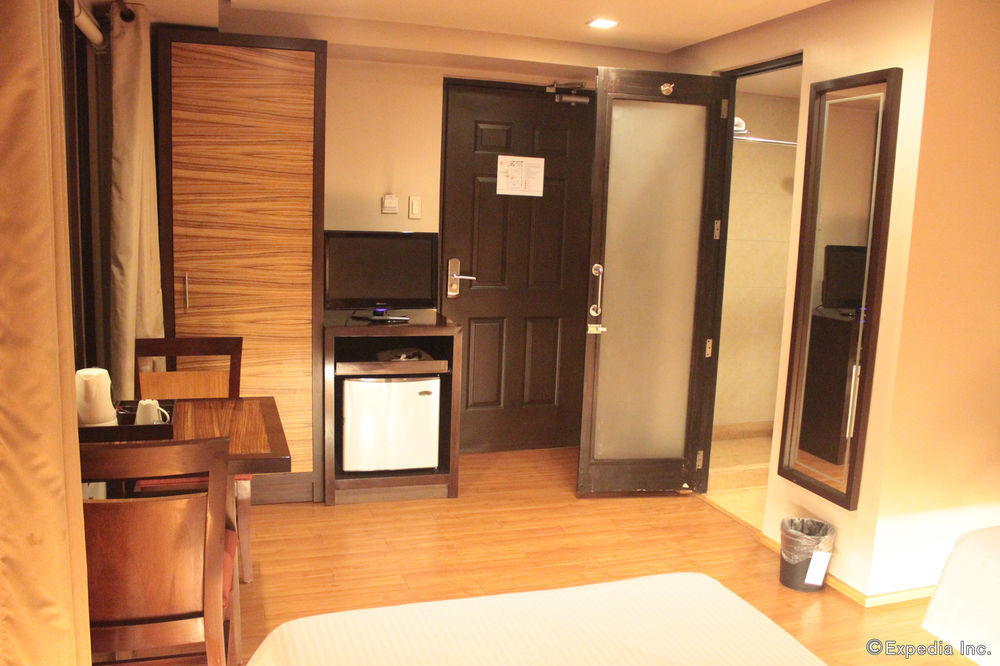 Soleste Suites Кесон Сити Екстериор снимка