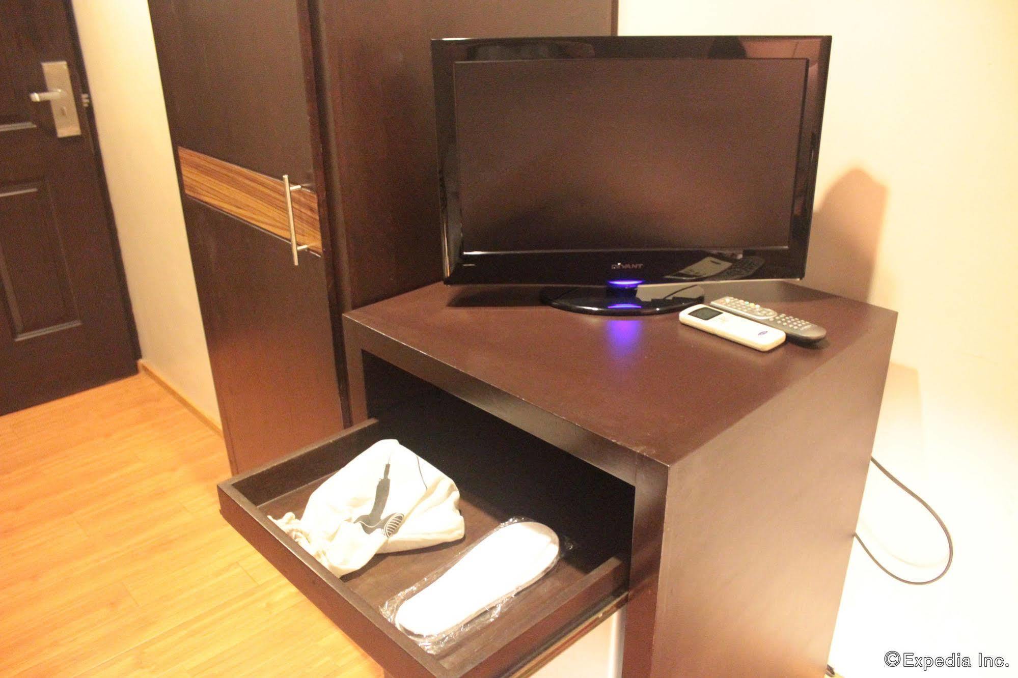 Soleste Suites Кесон Сити Екстериор снимка
