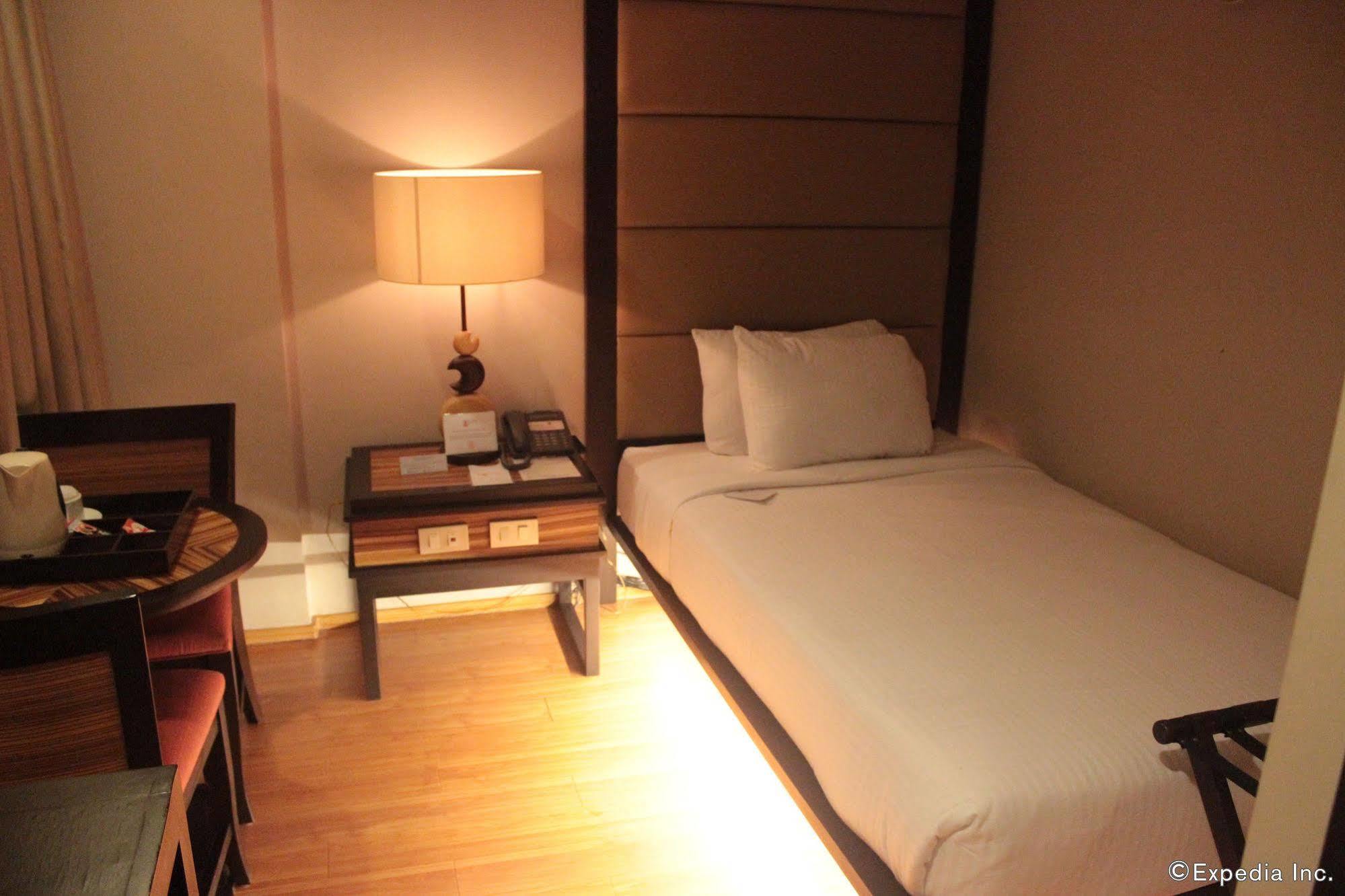 Soleste Suites Кесон Сити Екстериор снимка