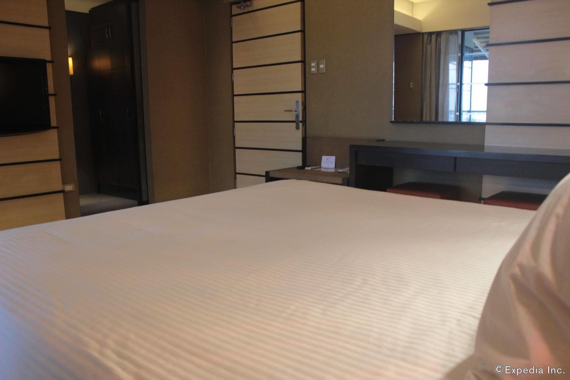 Soleste Suites Кесон Сити Екстериор снимка