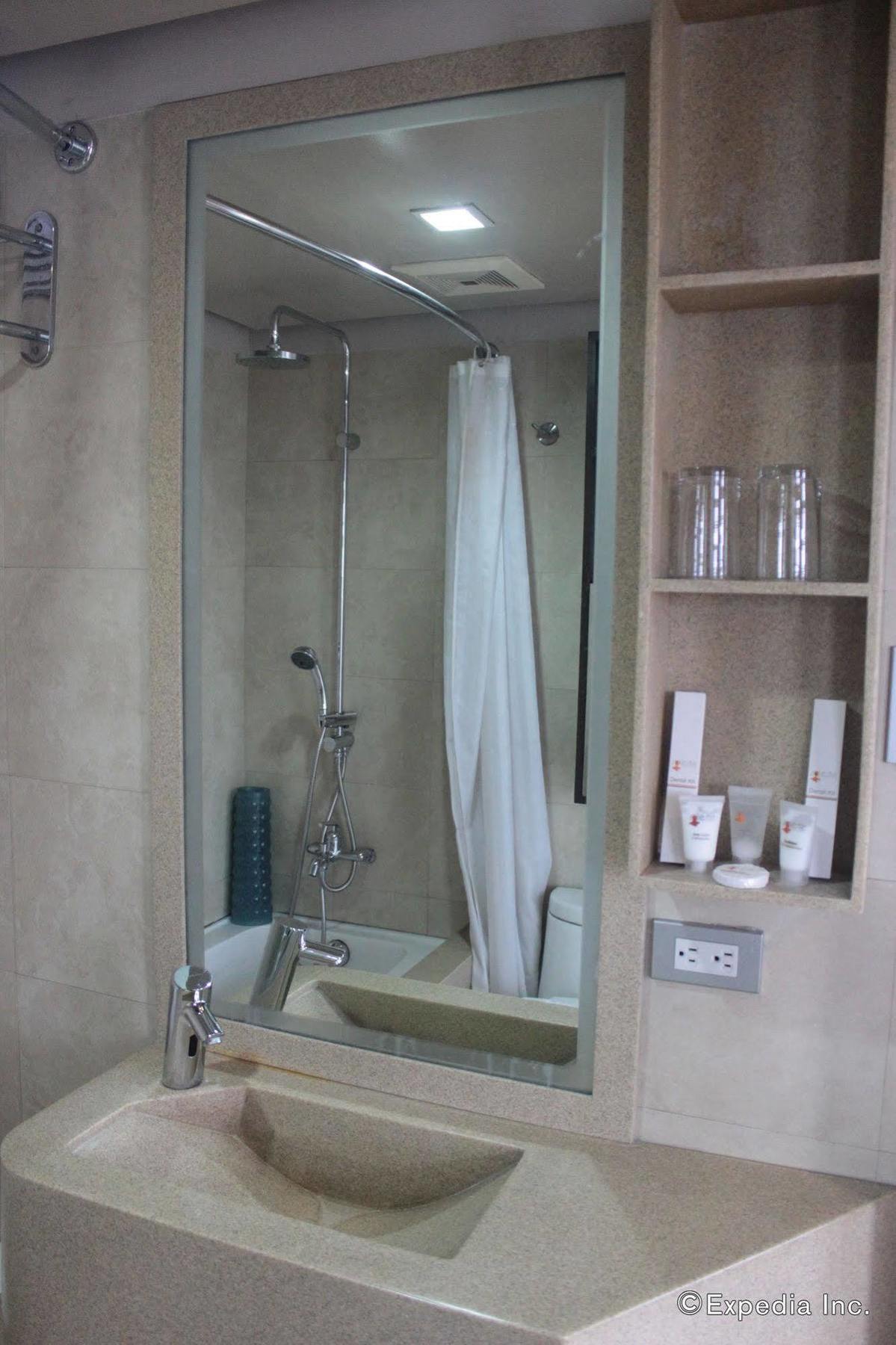 Soleste Suites Кесон Сити Екстериор снимка
