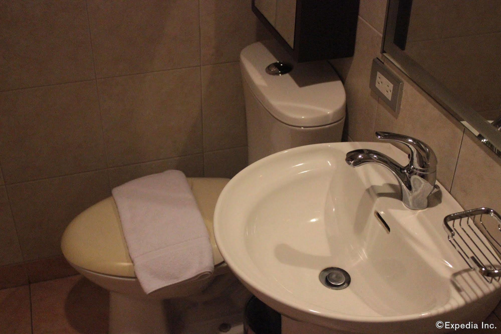 Soleste Suites Кесон Сити Екстериор снимка