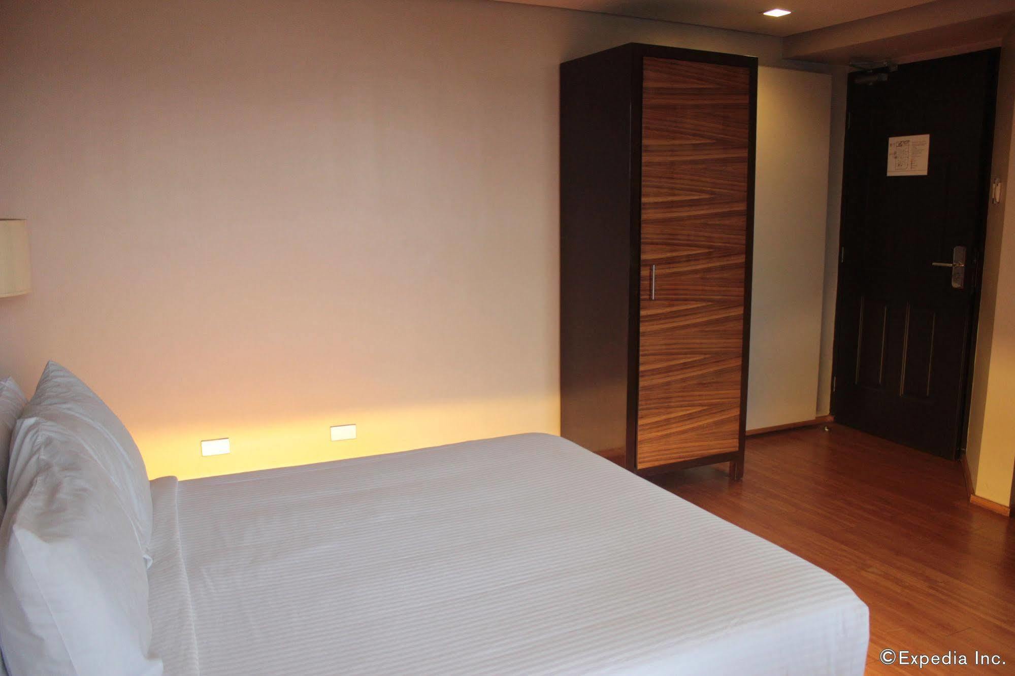 Soleste Suites Кесон Сити Екстериор снимка